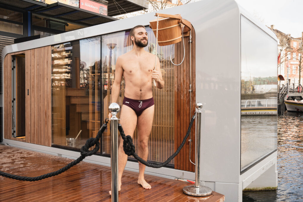 cold water bucket sauna goboat berlin